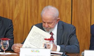 Lula veta projeto que equiparava estágio a experiência profissional