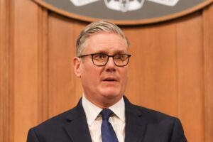 Keir Starmer sob fogo cruzado: onda de renúncias ministeriais abala governo trabalhista britânico