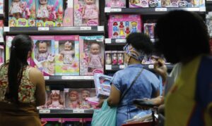 Comércio brasileiro atinge novo recorde em março impulsionado por dólar mais baixo