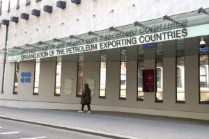 Opep registra colapso histórico na produção de petróleo em meio a conflitos no Oriente Médio