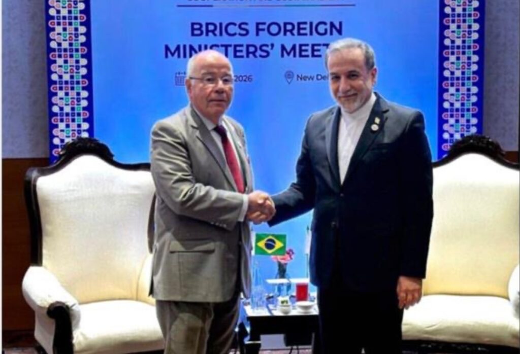 se com o chanceler do Irã, Abbas Araghchi, à margem da reunião de chanceleres do Brics, em Nova Délhi, na Índia (Foto: Divulgação/Itamaraty )