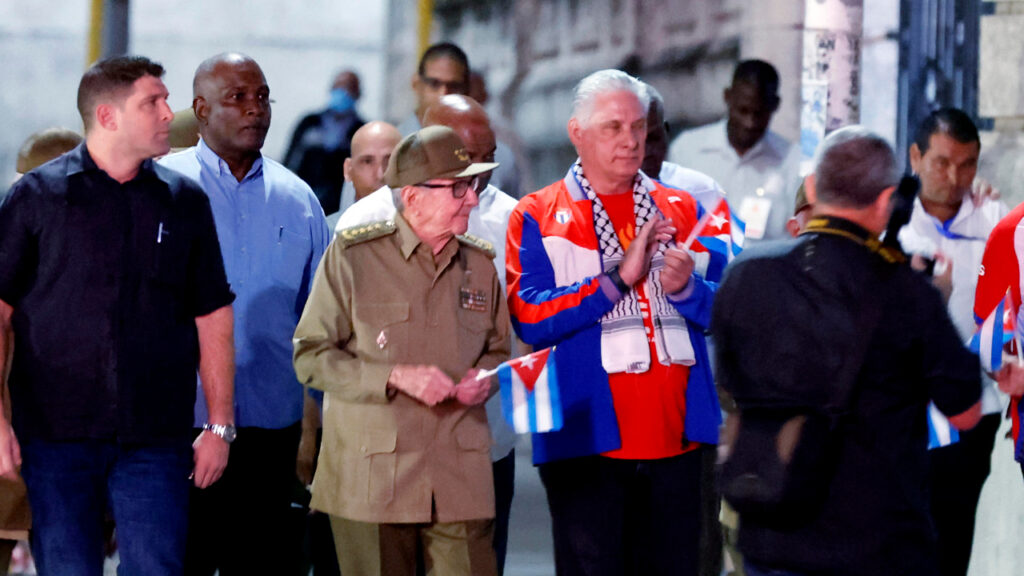 Canel, e seu antecessor Raúl Castro. (Foto: Ernesto Mastrascusa/EFE )