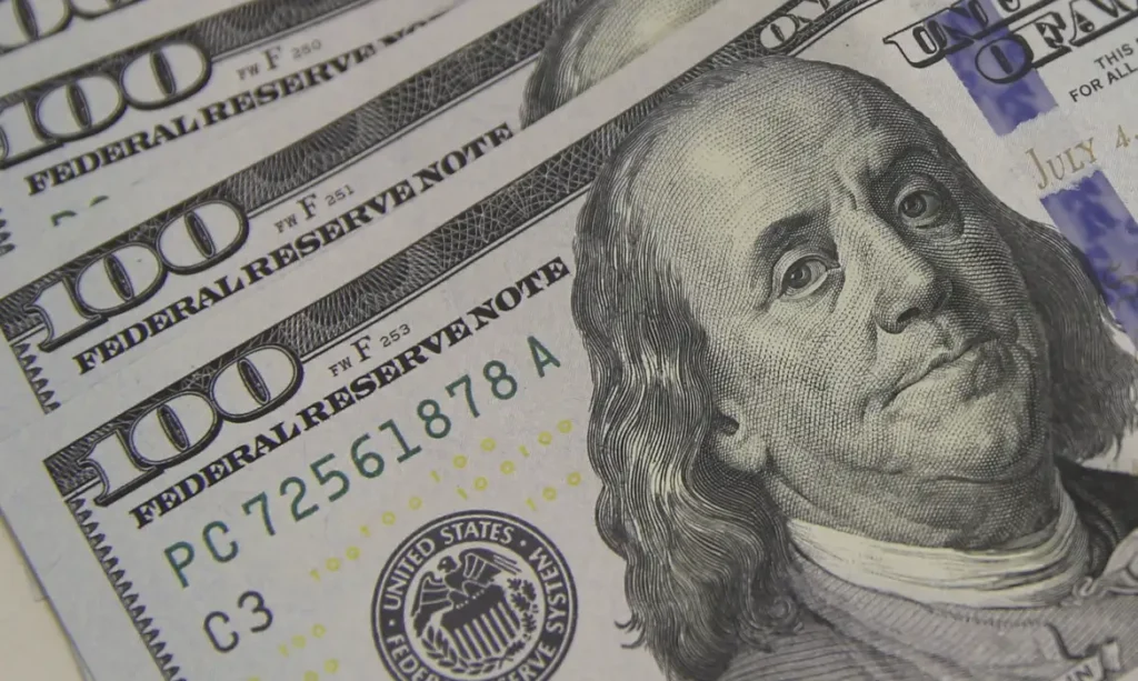 volta das 13h, antes de desacelerar no fim da tarde. O dólar comercial acumulou