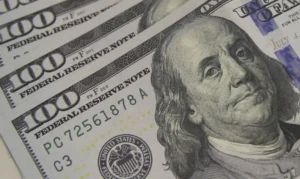 Dólar dispara e bolsa recua sob pressão de tensões globais e incertezas políticas