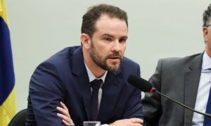 Durigan na França para G7: debates sobre IA, energia e minerais estratégicos