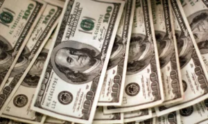 Dólar recua para R$ 5 e Ibovespa dispara com alívio geopolítico no Oriente Médio