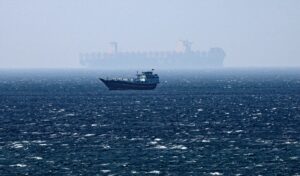 Irã impõe novo regime de controle e taxas para navios no Estreito de Ormuz