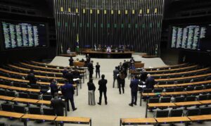 Câmara aprova mudanças eleitorais que limitam multas a partidos e geram críticas