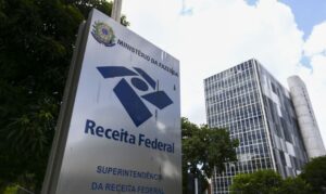 Arrecadação federal do Brasil atinge recorde histórico em abril impulsionada por fatores econômicos