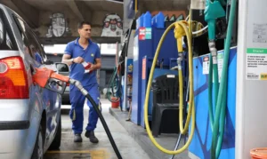 Governo estabelece subvenção de R$ 0,44 por litro na gasolina para conter alta de preços