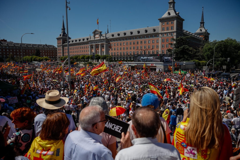 Marcha pela dignidade contra governo socialista pede renúncia de Pedro Sánchez na Espanha