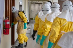 Ebola na África: agência de saúde eleva alerta e dez nações africanas enfrentam alto risco