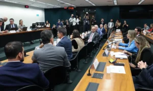 Votação da PEC da jornada de trabalho 6X1 é adiada na Câmara dos Deputados