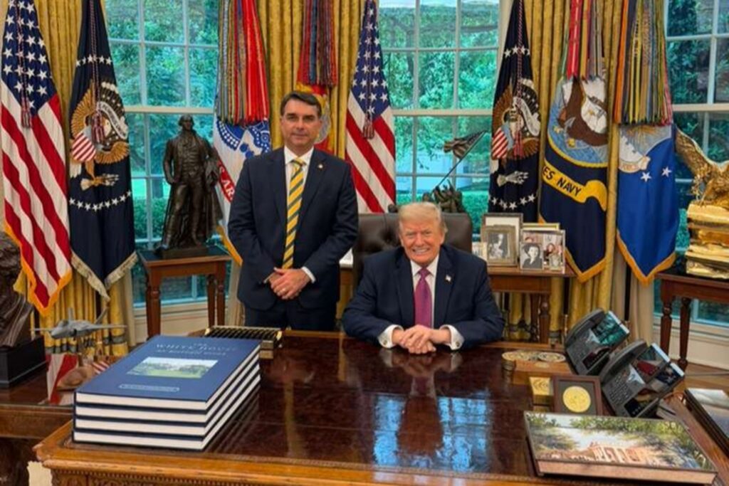 candidato a Presidência Flávio Bolsonaro durante encontro com o presidente Donald Trump, dos EUA, nesta terça (26). (Foto: Divulgação/Paulo Figueiredo )