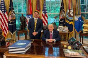 Donald Trump recebe Flávio Bolsonaro na Casa Branca para tratar da pré-campanha presidencial