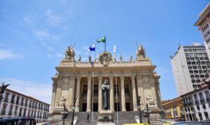 Projeto de lei sobre banheiros neutros no Rio de Janeiro avança e gera controvérsia