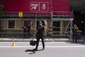 Investigação de corrupção atinge sede do PSOE e coloca governo de Pedro Sánchez sob nova pressão