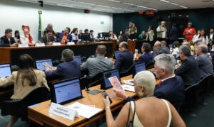 Oposição intensifica críticas contra o fim da escala 6×1 em votação na Câmara