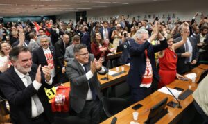 Fim da escala 6X1 avança na Câmara com aprovação de relatório de PEC