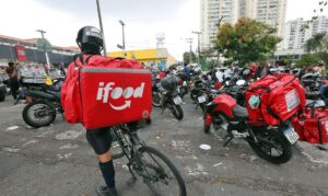 Multa milionária à vista: iFood e Keeta sob mira da Senacon por opacidade em valores de entrega