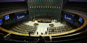 Câmara dos Deputados aprova em dois turnos o fim da escala 6×1 no Brasil