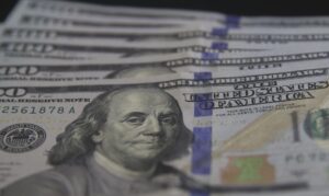 Dólar recua para R$ 5,03 com distensão geopolítica e foco na economia americana