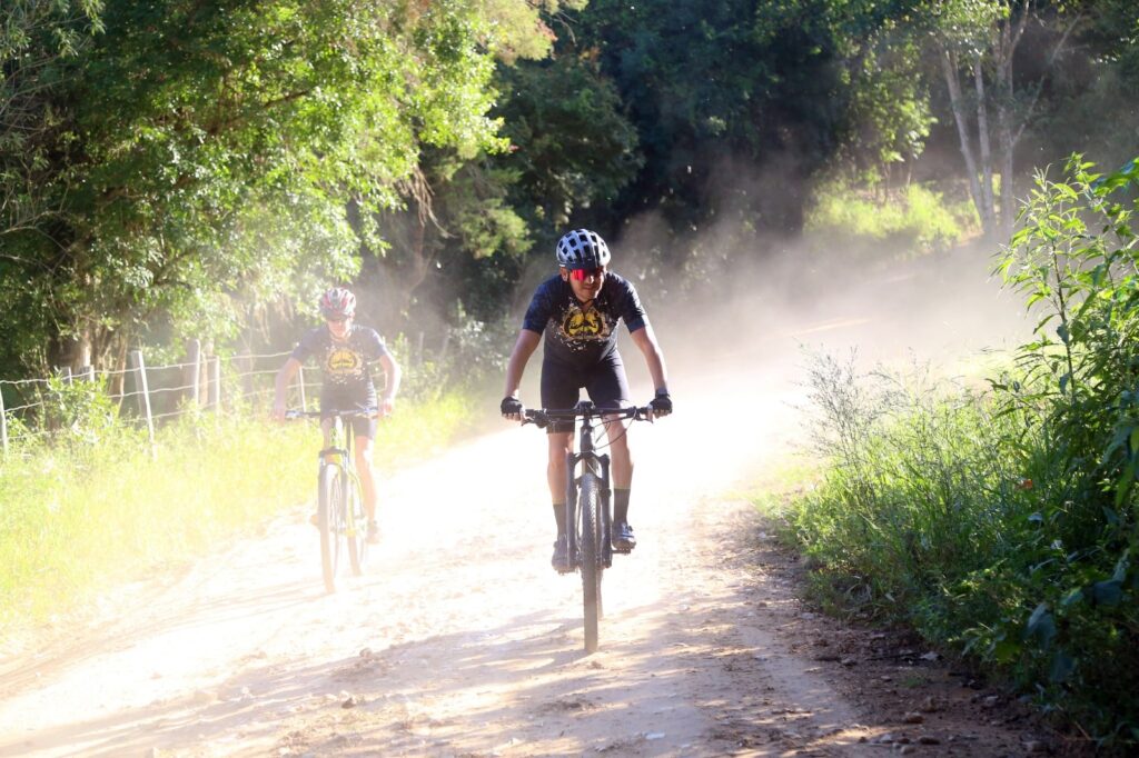 cicloturistas, destacando-se pelas paisagens de serra, com desafios de altimetri