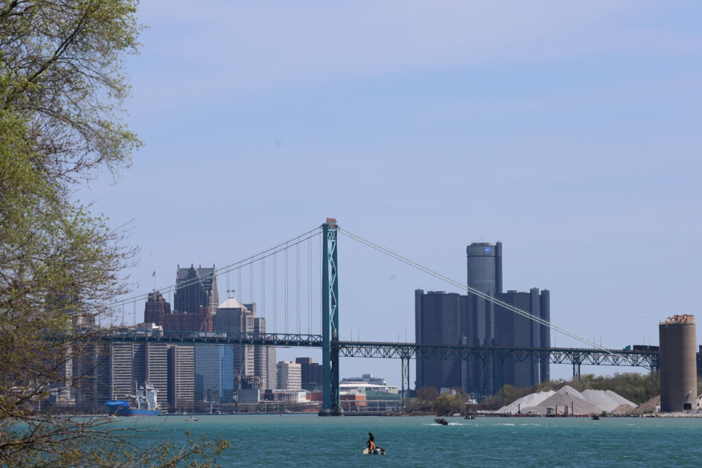 Vista geral de Detroit: um padre franco-americano está sendo aclamado como herói após entrar em ação do lado de fora do Santuário de São José
