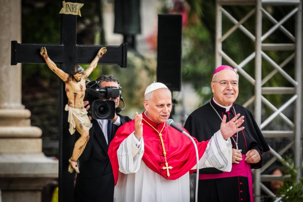 Papa Leão XIV em visita à Itália, em maio, vestindo a mozeta.