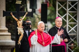 A mozeta vermelha papal: Leão XIV restaura tradição e seu simbolismo histórico