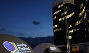 TSE adia veredito sobre pesquisa eleitoral questionada por indução de voto