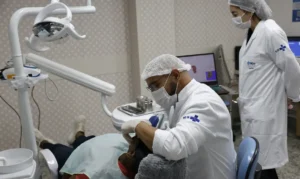 Piso salarial de médicos e dentistas avança no Senado com reajuste para R$ 13.662