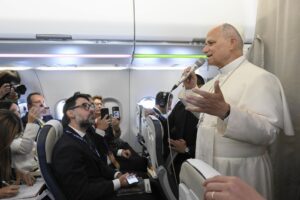Pilota relata experiência inesquecível ao receber o Papa na cabine de voo