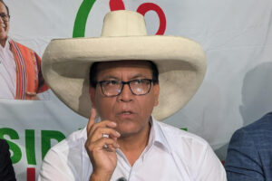 Candidato de esquerda contesta votos no exterior após virada de Keiko Fujimori no Peru