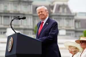 Trump oficializa acordo de paz com Irã e determina reabertura do Estreito de Ormuz