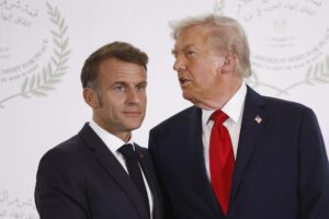 Trump ameaça França com tarifas sobre vinhos devido a imposto sobre big techs